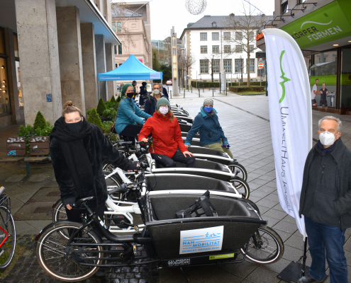 Übergabe der E-Lastenräder der Aktion Radfahren neu entdecken vor dem UmweltHaus-Kassel e. V.