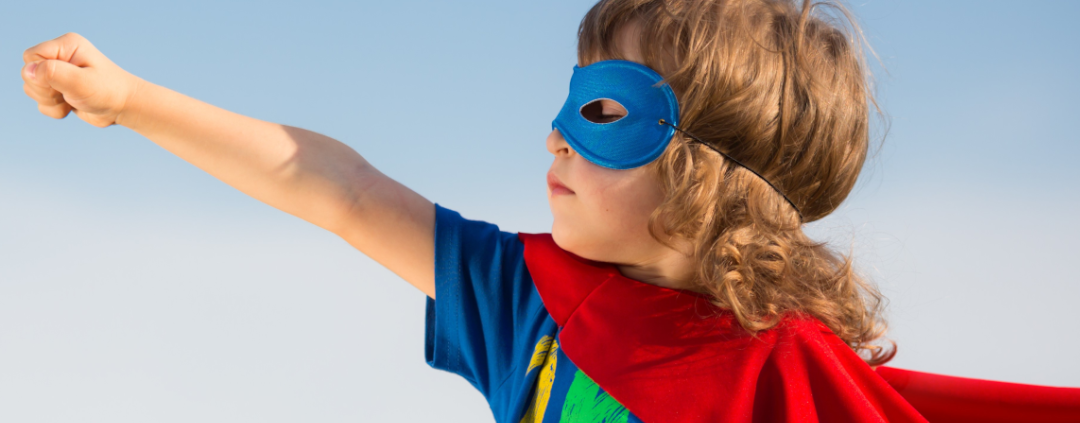 Ein Kind im Superhelden-Kostüm - es soll Hoffnung und Lösungen im Zusammenhang mit Armutsfolgen bei Kindern symbolisieren