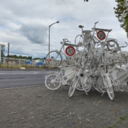 Fahrradskulpur mit Geisterfahrrädern und Tempo 30 ist gesünder Schildern