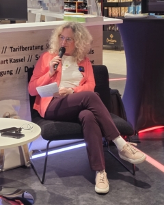 Kerstin Leitschuh spricht ins Mikrofon
